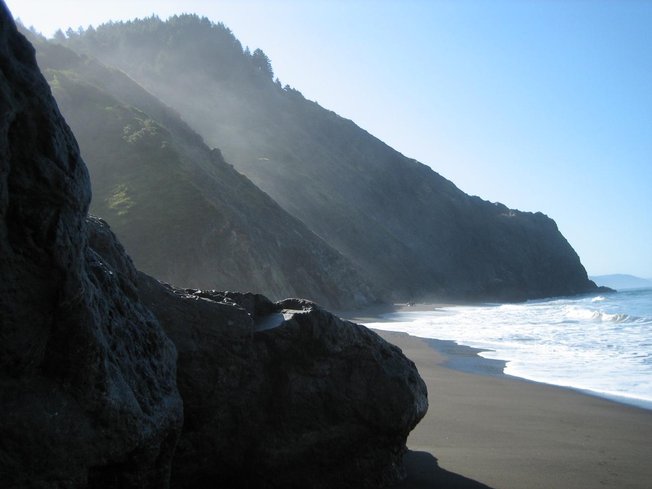 Playa de arena negra, costa perdida, California