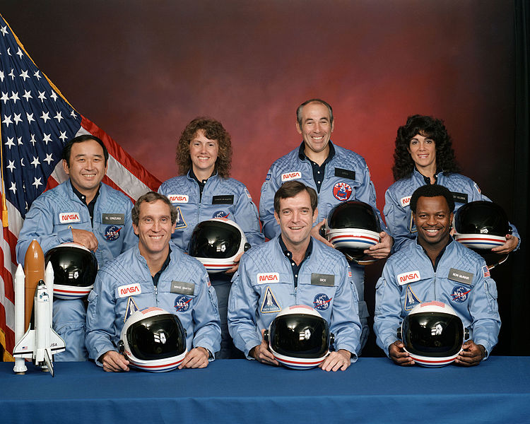 La tripulación de la misión del transbordador espacial STS-51-L posa para su retrato oficial el 15 de noviembre de 1985. En la última fila de izquierda a derecha: Ellison S. Onizuka, Sharon Christa McAuliffe, Greg Jarvis y Judy Resnik.  En la primera fila de izquierda a derecha: Michael J. Smith, Dick Scobee y Ron McNair.